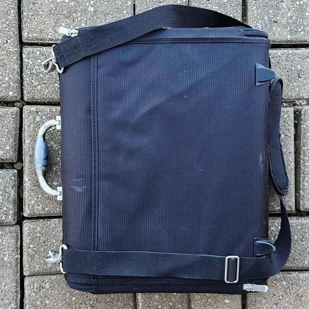 Large Black Gravis Hard Laptop Computer case & bag 16